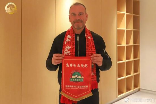 吉祥（丹尼尔·布罗克班克 Daniel Brocklebank 饰）是一位神甫，由于一场不测锒铛进狱。在狱中，他碰见了名为马丁（加里·萨默斯 Garry Summers 饰）的狱警，跟着时候的推移，两人之间垂垂发生了豪情。但是，这在牢狱里是尽对不许可产生的，所以马丁决议耐烦的期待吉祥出狱的那一天。和吉祥统一牢房的，是一个名叫卢克（瓦内·维格 Wayne Virgo 饰）的男孩，由于其悲凉的遭受而对吉祥布满了讨厌。可是吉祥不但饶恕了他的无礼，还教他读书识字，这一行为让囚犯中的老迈马克思（Bernie Hodges 饰）感觉十分不爽。终究，吉祥竣事了他的刑期，马丁、卢克，包罗马克思都在期待着他。